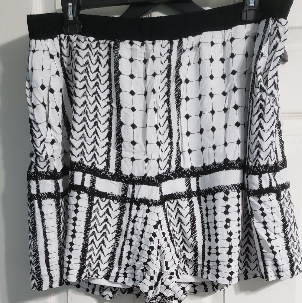 SUMMER SASSY...NWT, LANE BRYANT, 22/24, SHORTS, BLACK & WHITE
